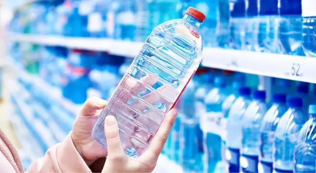 A través de un comunicado oficial de la FDA, se anunció el retiro inmediato de una famosa marca de agua en Estados Unidos.