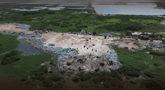 Investigación descubrió toneladas de ropa usada en humedales de Ghana.