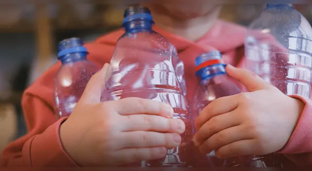 Científicos revelan los peligros de reutilizar botellas de plástico.