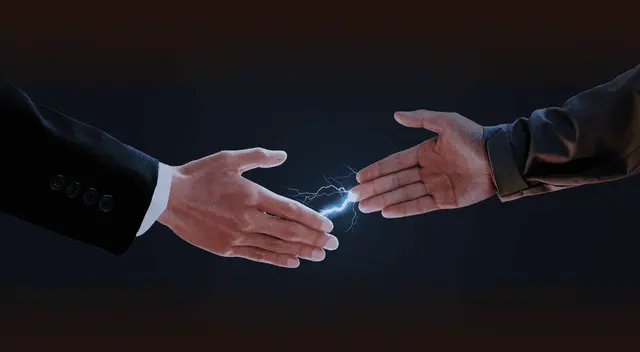 ¿Por qué sentimos una pequeña descarga eléctrica al tocar a alguien? La ciencia lo explica. ¿Por qué sentimos una pequeña descarga eléctrica al tocar a alguien? La ciencia lo explica.