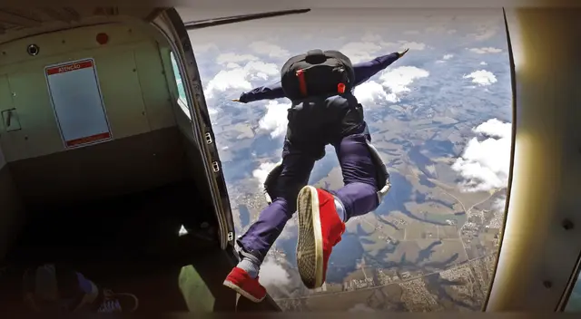 Ingeniero aerorespacial revela las razones técnicas y físicas por las que no hay paracaídas en los aviones comerciales.