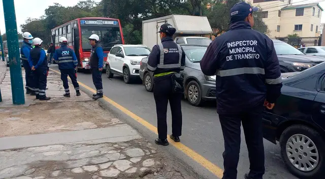 Surco retira 27 vehículos informales con enormes multas.
