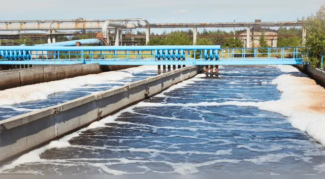 Científicos crean innovadora solución con nanopartículas flotantes que eliminan toxinas en segundos.
