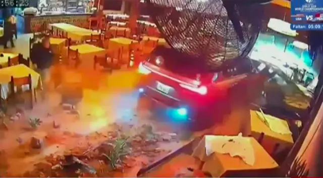 Carro se empotra contra lujoso restaurante y deja dos heridos en La Molina. Carro se empotra contra lujoso restaurante y deja dos heridos en La Molina.