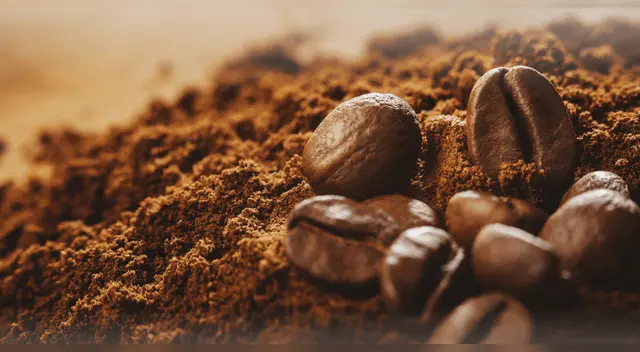 Científicos descubren una propiedad inesperada de los restos de café molido que podría cambiarlo todo.