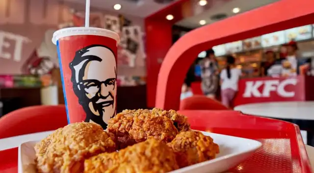 Reconocida cadena de comida rápida es multada por negarse a entregar piezas específicas de pollo a cliente que pidió la oferta ‘Mega Familiar’