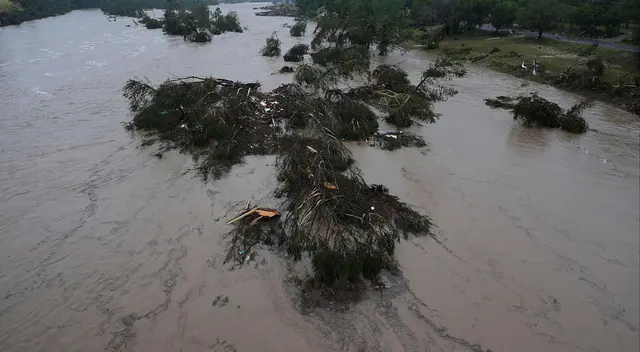 Dos hermanitas mueren abrazadas en inundaciones de Texas.
