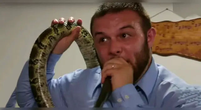 Pastor se deja morder por serpiente delante de sus fieles como prueba de fe pero fallece días después