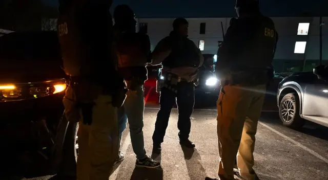 ICE traslada a migrantes de Nueva York a miles de kilómetros familias quedan sin respuestas. ICE traslada a migrantes de Nueva York a miles de kilómetros familias quedan sin respuestas.