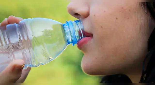 Solo una marca de agua embotellada no mostró PELIGROS microplásticos, confirma un análisis internacional
