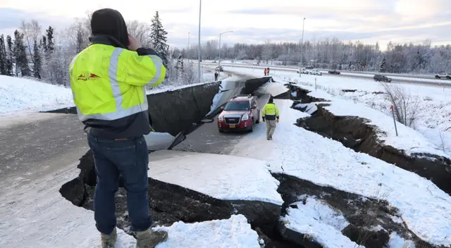 Terremoto de 7.3 provoca alerta de tsunami y huida hacia zonas elevadas.