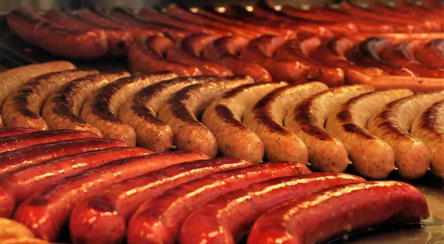 Más de 10 mil kilos de salchichas de pollo son retiradas del mercado.