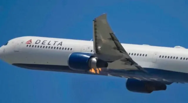 Incendio en motor de avión repleto de pasajeros genera caos y gritos en el aire. Incendio en motor de avión repleto de pasajeros genera caos y gritos en el aire.