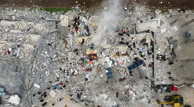 Búsqueda desesperada entre Cadáveres: el video que muestra la tragedia en Siria Búsqueda desesperada entre Cadáveres: el video que muestra la tragedia en Siria