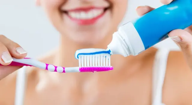 Conoce cuáles son las pastas dentales que podrían ser un peligro para tu salud bucal.