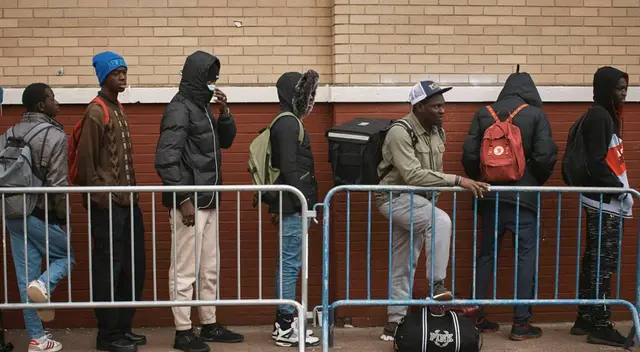 Trump impone nueva ley que afectará a personas sin hogar.