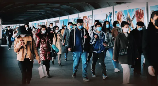 Estudio científico revela que la pandemia del COVID-19 aceleró el envejecimiento cerebral.