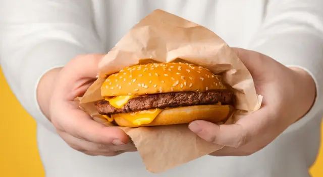 La FDA de Estados Unidos anunció el retiro inmediato de las hamburguesas con queso de una reconocida marca.