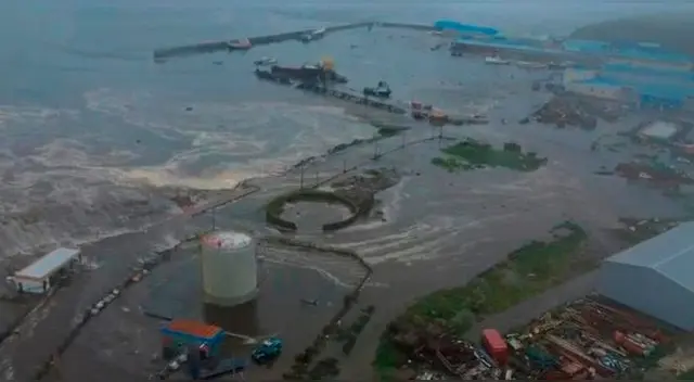 Olas inundaron Severo-Kurilsk en Rusia tras el terremoto de 8.8 Olas inundaron Severo-Kurilsk en Rusia tras el terremoto de 8.8