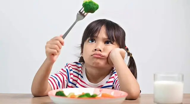 Aprende cómo introducir frutas y verduras en la dieta de tus hijos de manera natural, divertida y saludable.