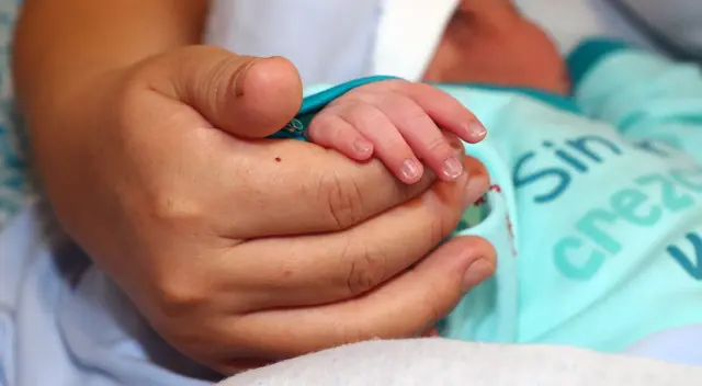 Bebé de días abandonado en Florida a pleno calor.