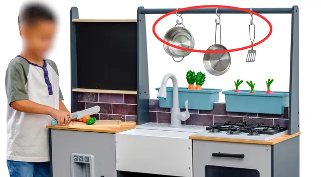 Cocinas de juguete retiradas tras la muerte de un niño por un gancho suelto.