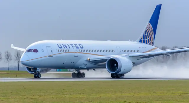 Vuelo de United aterriza tras llamada de auxilio del piloto en pleno vuelo.