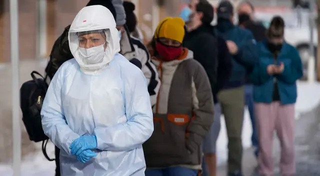 Escuelas en crisis brote de COVID-19 ensombrece el regreso a clases.