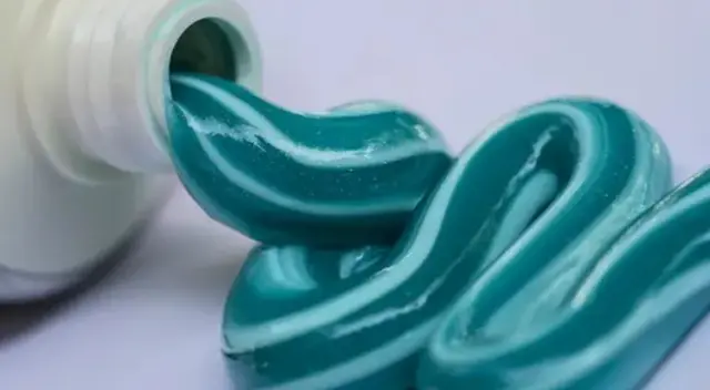 A través de un comunicado oficial de la ANMAT, se ha decidido retirar una gran cantidad de lotes de una reconocida marca de pasta dental del mercado argentino.