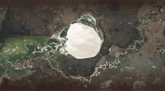 Una misteriosa 'mancha blanca' aparece en medio de la sabana africana: la NASA revela que no es nieve.