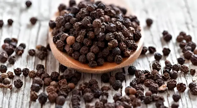 La pimienta negra mejora la digestión, reduce la inflamación y más. Conoce todos sus beneficios.