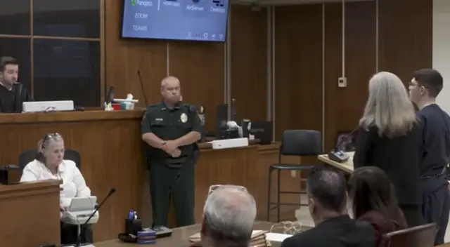 Adolescente asesina a su madre dormida tras decomisarle el celular. Adolescente asesina a su madre dormida tras decomisarle el celular.