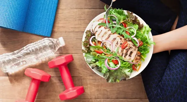 Descubre los mejores snacks para comer antes de entrenar y mejorar tu rendimiento físico. Descubre los mejores snacks para comer antes de entrenar y mejorar tu rendimiento físico.