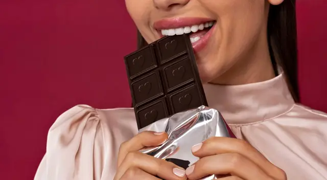 Descubre por qué el chocolate puede hacernos sentir felices y enamorados gracias a sus compuestos químicos naturales.