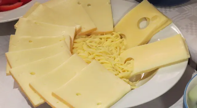 Riesgo de salud pública: suspenden queso icónico en EE.UU. por infecciones graves.