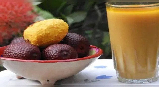 El aguaje, fruta amazónica que ayuda en la salud femenina.