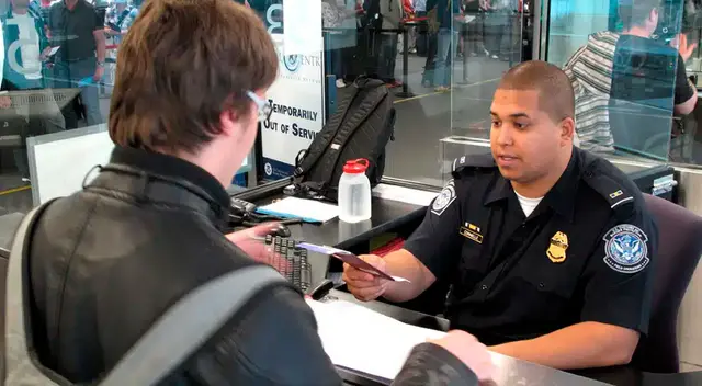 Trump PROHIBIRÁ el ingreso a personas con Green Card que no realicen este trámite.