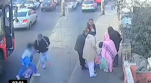 Escolar se desmaya tras sufrir el robo de su celular en San Martín de Porres.