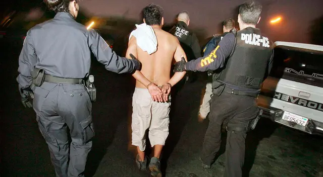ICE ordena deportar a inmigrantes con delitos menores.