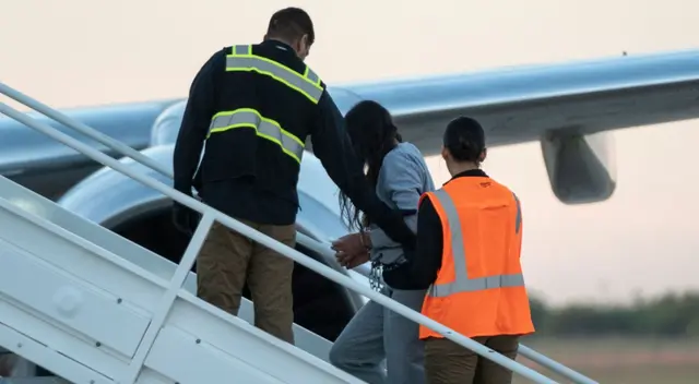 ICE acelera deportaciones casi 1.500 migrantes son expulsados cada día en Estados Unidos.