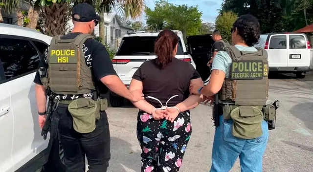 Mujer detenida por el ICE pese a contar con su Green Card.