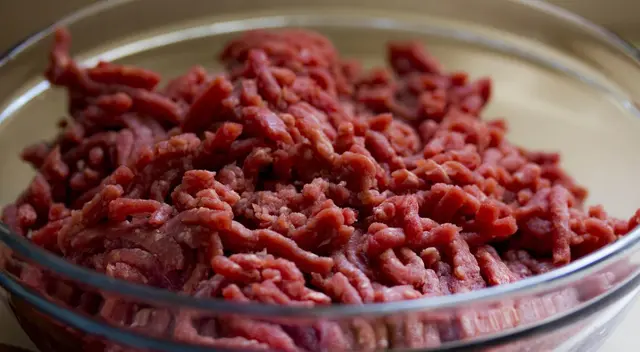 Carne tradicional queda prohibida temporalmente tras detectarse metales dañinos.