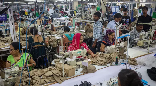 La guerra comercial se enciende EE.UU. impone aranceles del 50% a India.