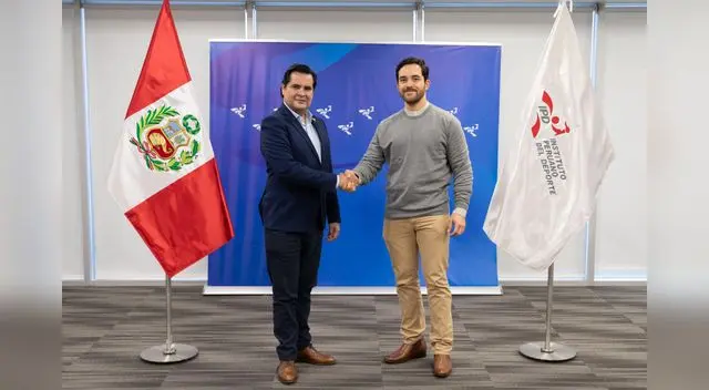 Presidente del IPD junto al piloto de autos Rodrigo Pflucker.