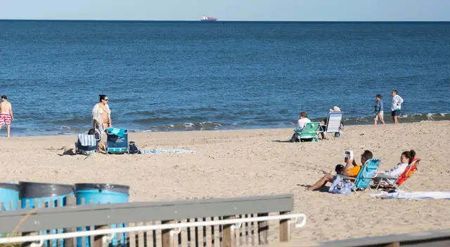 Autoridades advierten el agua en playas de EE. UU. está contaminada antes de Labor Day.