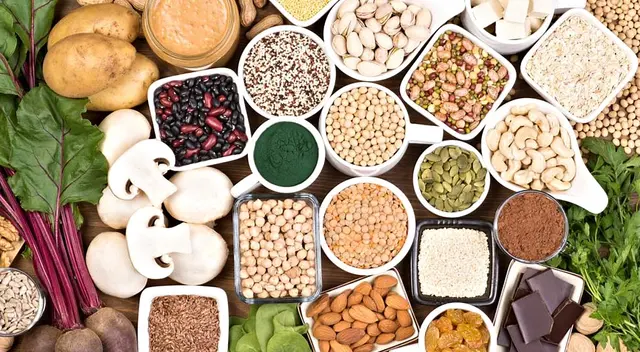 Conoce las mejores fuentes vegetales de hierro y vitamina B12 para una dieta vegana saludable y sin anemia.