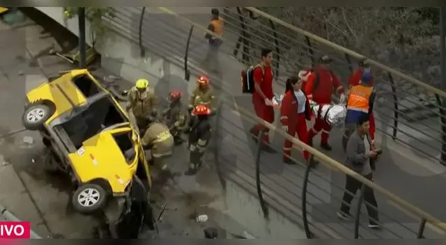 Miniván se precepitó por el puente Ricardo Palma