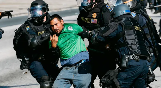 Ciudadano estadounidense se enfrenta al ICE para salvar a inmigrantes.