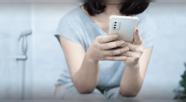 Científicos de Harvard advierten sobre los peligros de usar el celular en el baño.