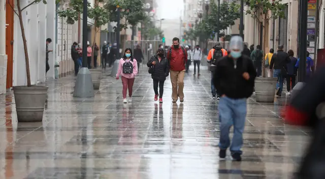 INTENSO fenómeno climático llegó al litoral peruano y se presenta con potente llovizna en Lima